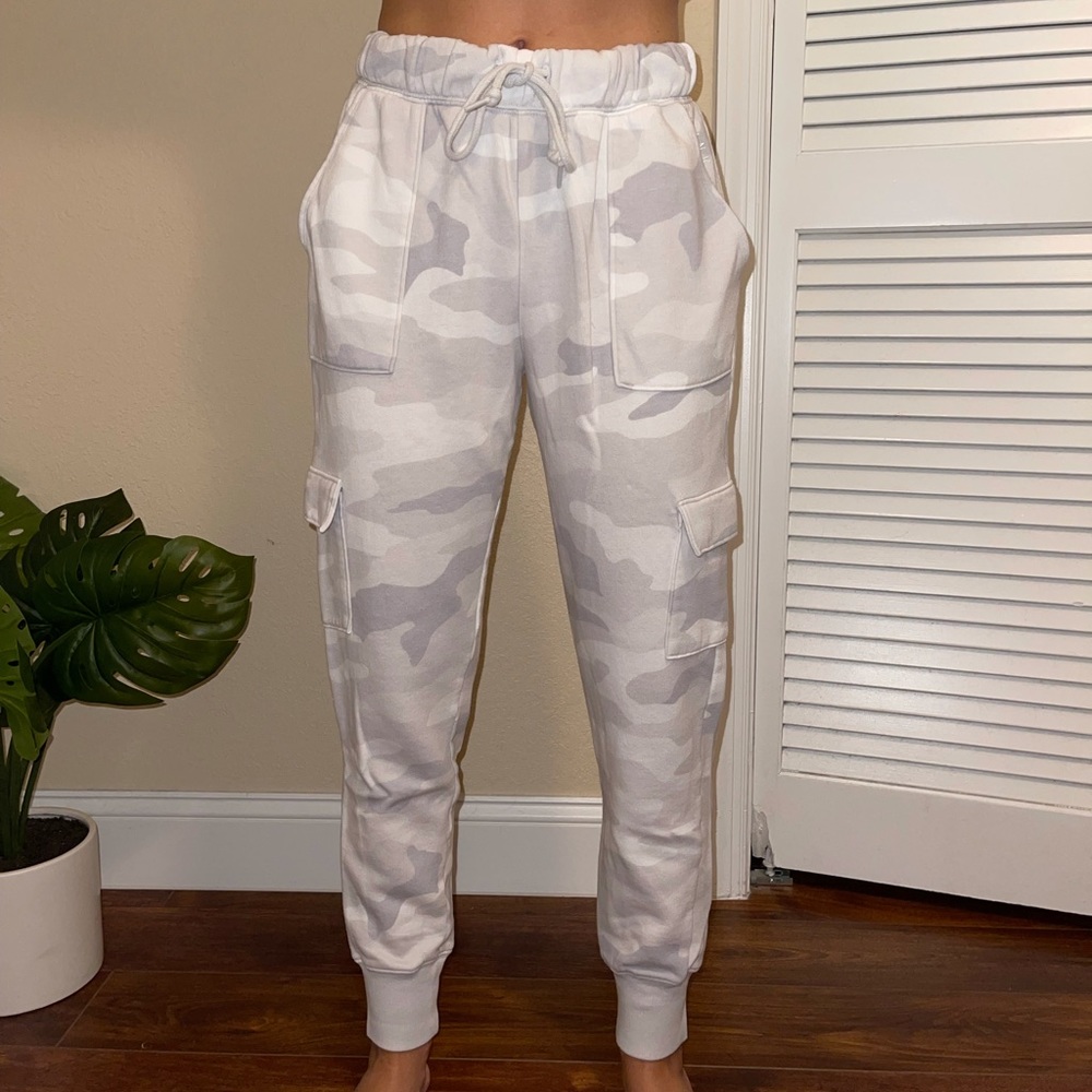 PINK Victoria’s Secret White Camo Sweats | Size XS